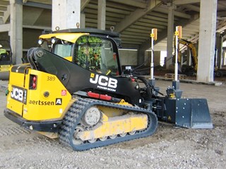 jcb320 voorzien van een mekos frontschuifbord met mcs trimble sitech machinebesturing