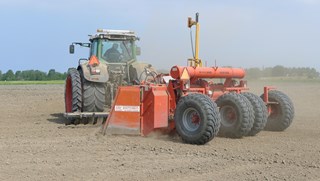 Sjef Houtenbos schagen in actie met een mekos jumbo kilver met enorme capaciteit